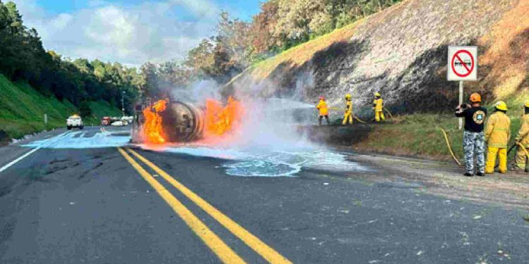 Explota pipa con 2 mil 500 litros de combustible en la México-Tuxpan