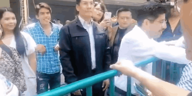 Presidente de la SCJN sale a atender y a escuchar al Pueblo: gesto inédito sorprende