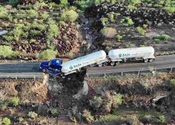 Pipa de gas cae en un arroyo tras desplome de carretera en Mulegé, Baja California Sur