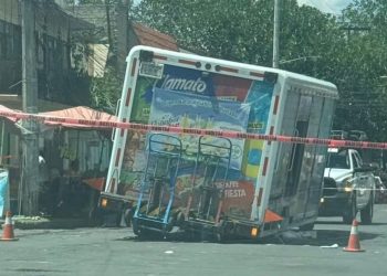 Otro camión se hunde en socavón gigante en México