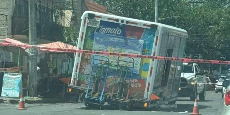 Otro camión se hunde en socavón gigante en México