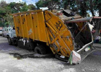 Otro camión cae en socavón en CDMX, Ahora un recolector de basura en la GAM