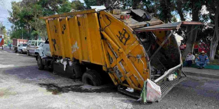 Otro camión cae en socavón en CDMX, Ahora un recolector de basura en la GAM