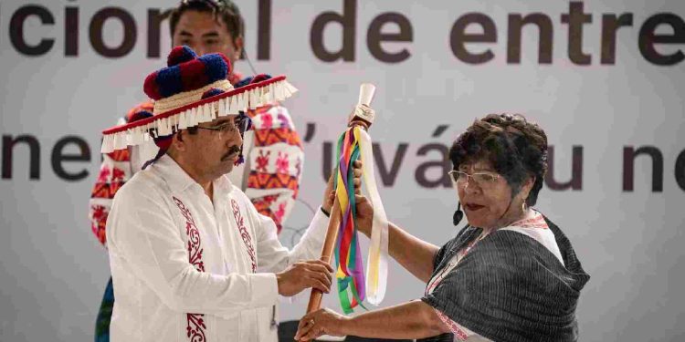 Hugo Aguilar recibe el bastón de mando en toma de protesta del nuevo Poder Judicial
