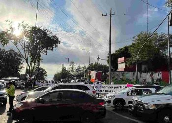 Vecinos bloquean avenida; no quieren la construcción de Utopía