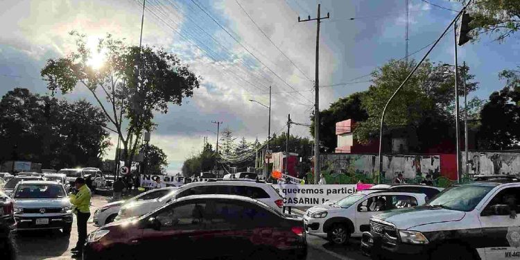 Vecinos bloquean avenida; no quieren la construcción de Utopía