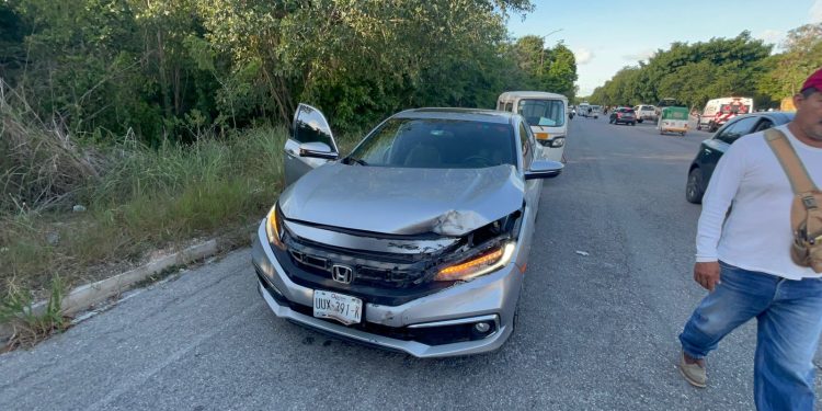 Mototaxi terminó volcado tras accidente en Paseos del Mayab