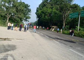 Bloqueo de carretera por falta de luz en Escarcega