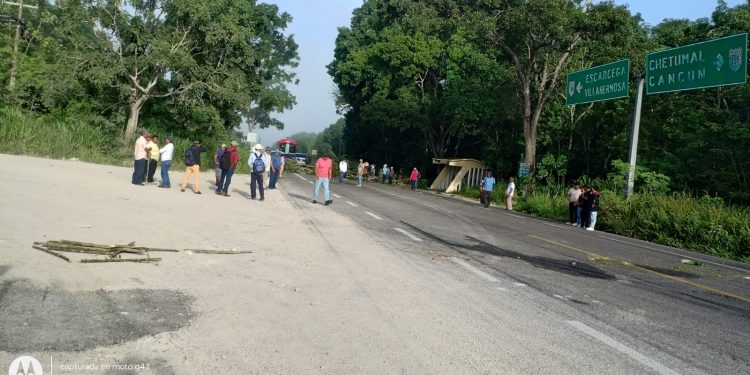 Bloqueo de carretera por falta de luz en Escarcega