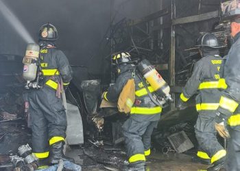 Incendio en bodega de refrigeración en Playa del Carmen es controlado gracias a rápida respuesta de Bomberos y Protección Civil