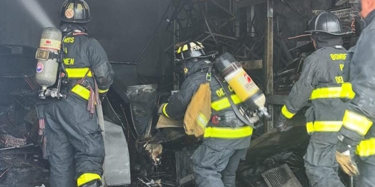 Incendio en bodega de refrigeración en Playa del Carmen es controlado gracias a rápida respuesta de Bomberos y Protección Civil