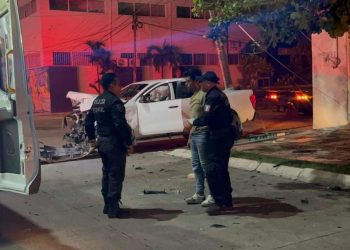 Aparatoso accidente en el Centro de Chetumal deja dos personas prensadas