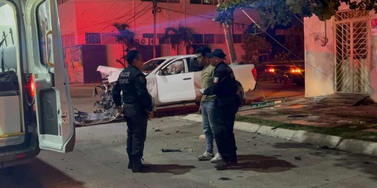 Aparatoso accidente en el Centro de Chetumal deja dos personas prensadas