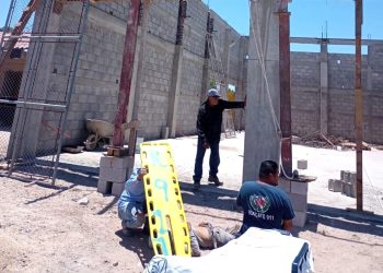 Albañil sufre fuerte caída durante obra en secundaria de Pescadores II