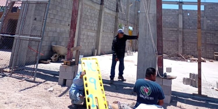 Albañil sufre fuerte caída durante obra en secundaria de Pescadores II