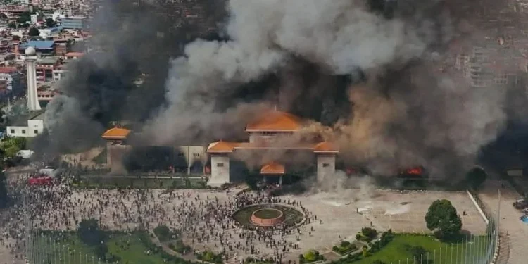 Generación Z tumba al gobierno comunista Nepalí, tras la prohibición de la redes sociales