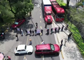 Manifestantes bloquean Insurgentes Sur en CDMX; colapsan vialidades