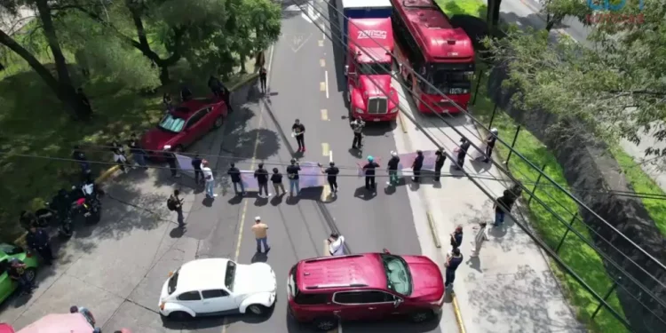 Manifestantes bloquean Insurgentes Sur en CDMX; colapsan vialidades