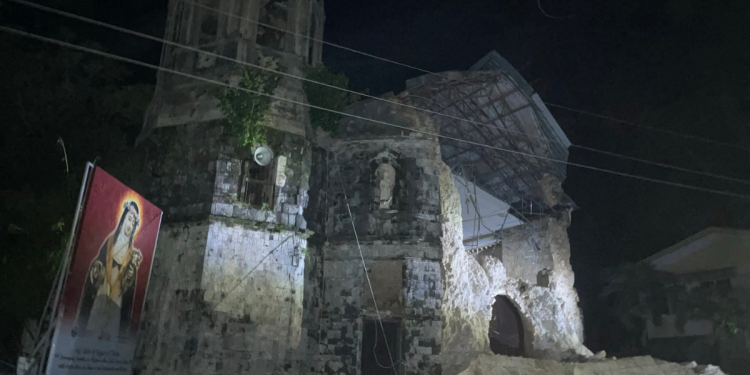 Iglesia de Santa Rosa de Lima se derrumba tras terremoto de magnitud 6,9 en Filipinas