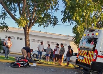 Motociclista choca contra automóvil y es trasladado al hospital en Chetumal