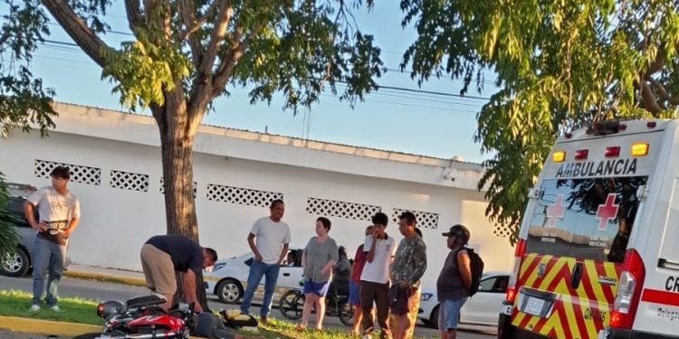 Motociclista choca contra automóvil y es trasladado al hospital en Chetumal