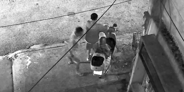 Roban motocicleta en Cancún; cámaras captan el momento