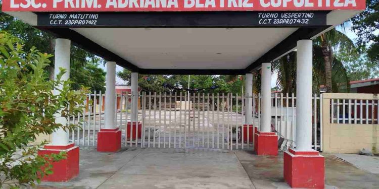 Destituyen director de escuela