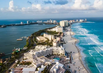 Medidas fiscales frenan inversión y golpean al turismo en Quintana Roo