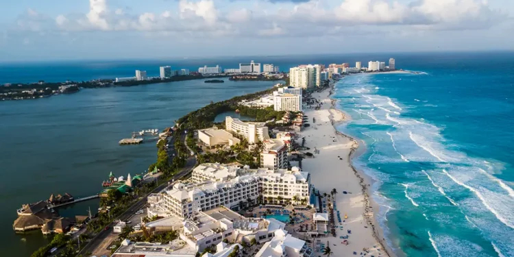 Medidas fiscales frenan inversión y golpean al turismo en Quintana Roo