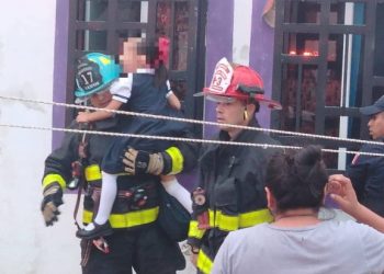 Rescatan a niña y perro en incendio en Playa del Carmen