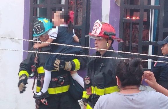 Rescatan a niña y perro en incendio en Playa del Carmen