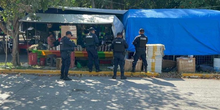 Policía municipal y taxista detenidos por presunta extorsión en Playa del Carmen