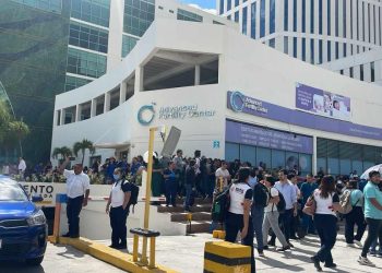 Evacúan edificio por incendio en Cancún