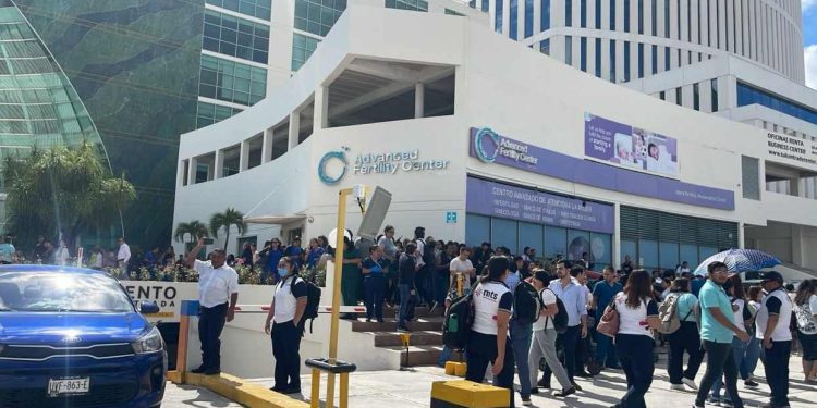 Evacúan edificio por incendio en Cancún