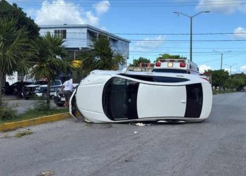 Vehículo volcado en la avenida Leona Vicario de Cancún