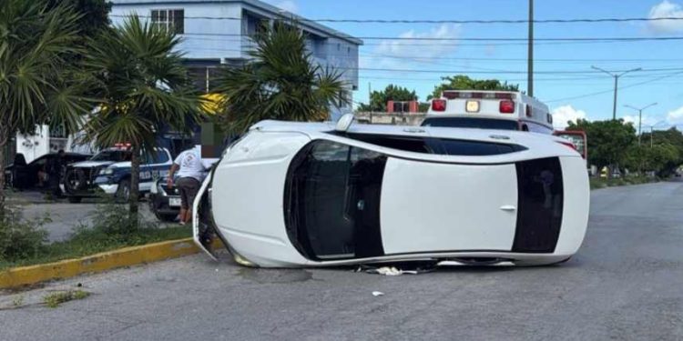 Vehículo volcado en la avenida Leona Vicario de Cancún