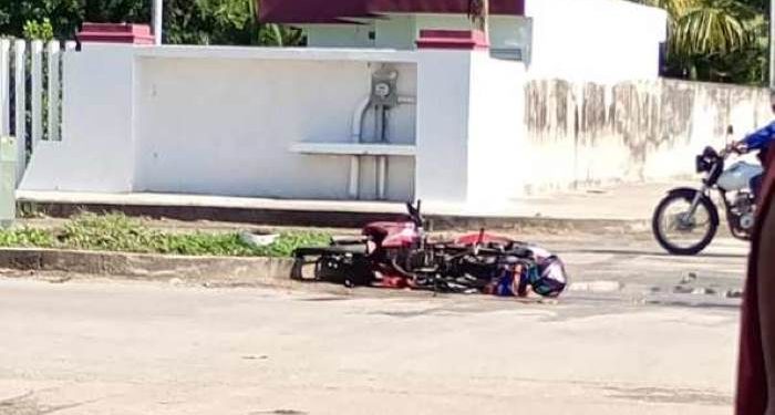 Patrulla choca contra motocicleta en Chetumal