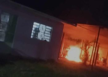 Motocicleta se consume en llamas en Chetumal