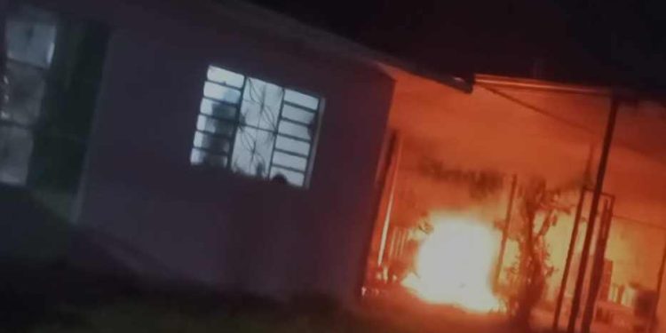 Motocicleta se consume en llamas en Chetumal