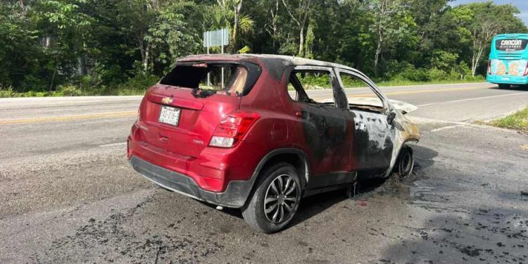 Cortocircuito provoca alarma en carretera Playa del Carmen–El Tintal