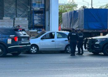 Mujer es arrollada por auto particular en Playa del Carmen; conductor huye y es detenido minutos después