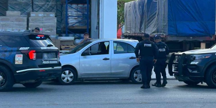 Mujer es arrollada por auto particular en Playa del Carmen; conductor huye y es detenido minutos después