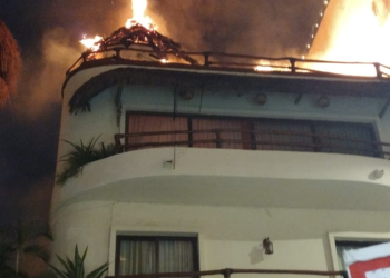 Incendio en condominio turístico de Playa del Carmen es controlado sin lesionados