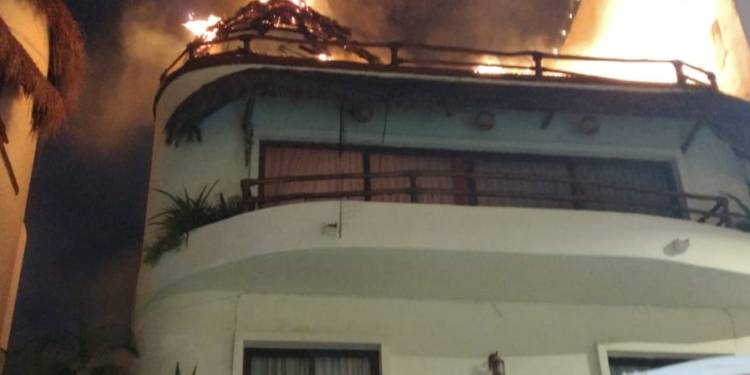 Incendio en condominio turístico de Playa del Carmen es controlado sin lesionados