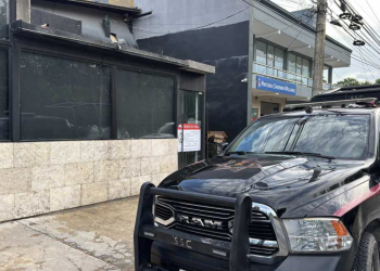 Sujetos se ocultan en bar clausurado por trata de personas en Cancún