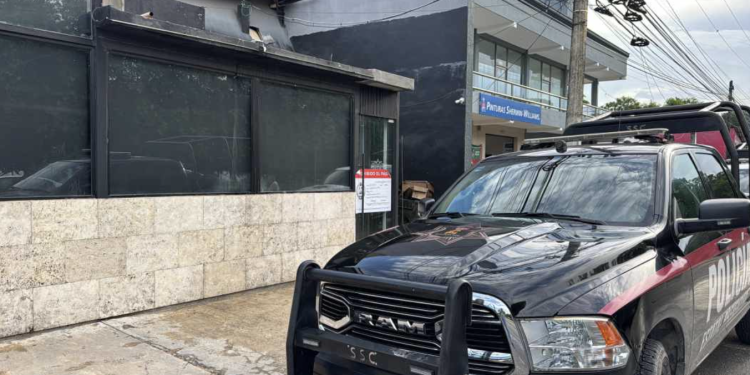 Sujetos se ocultan en bar clausurado por trata de personas en Cancún