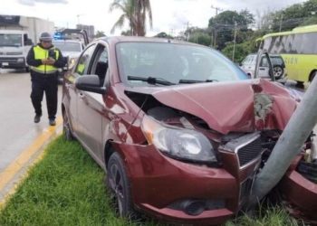 Vehículo se impacta contra poste de la CFE en Cancún