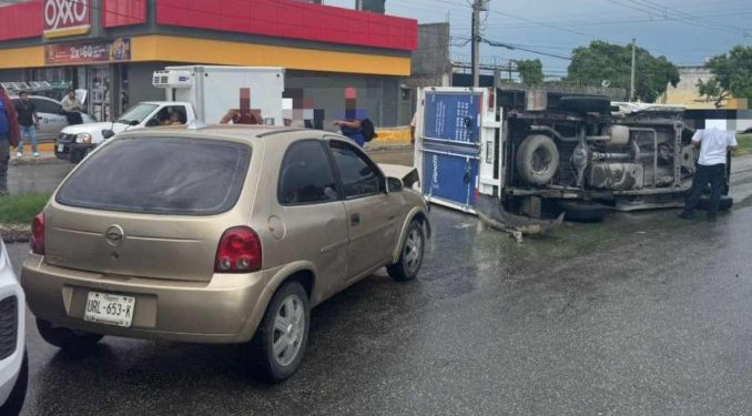 Volcadura en la Región 227 tras choque en Cancún