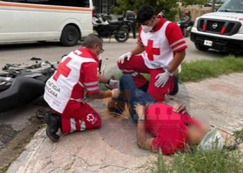 Motociclista choca con unidad de transporte en Felipe Carrillo