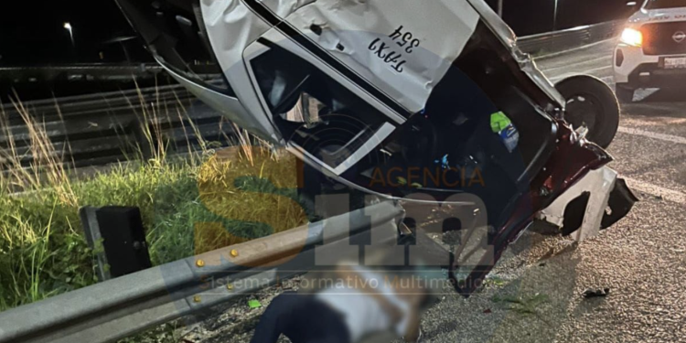 Taxista resulta herido tras volcar en puente rumbo a Mérida